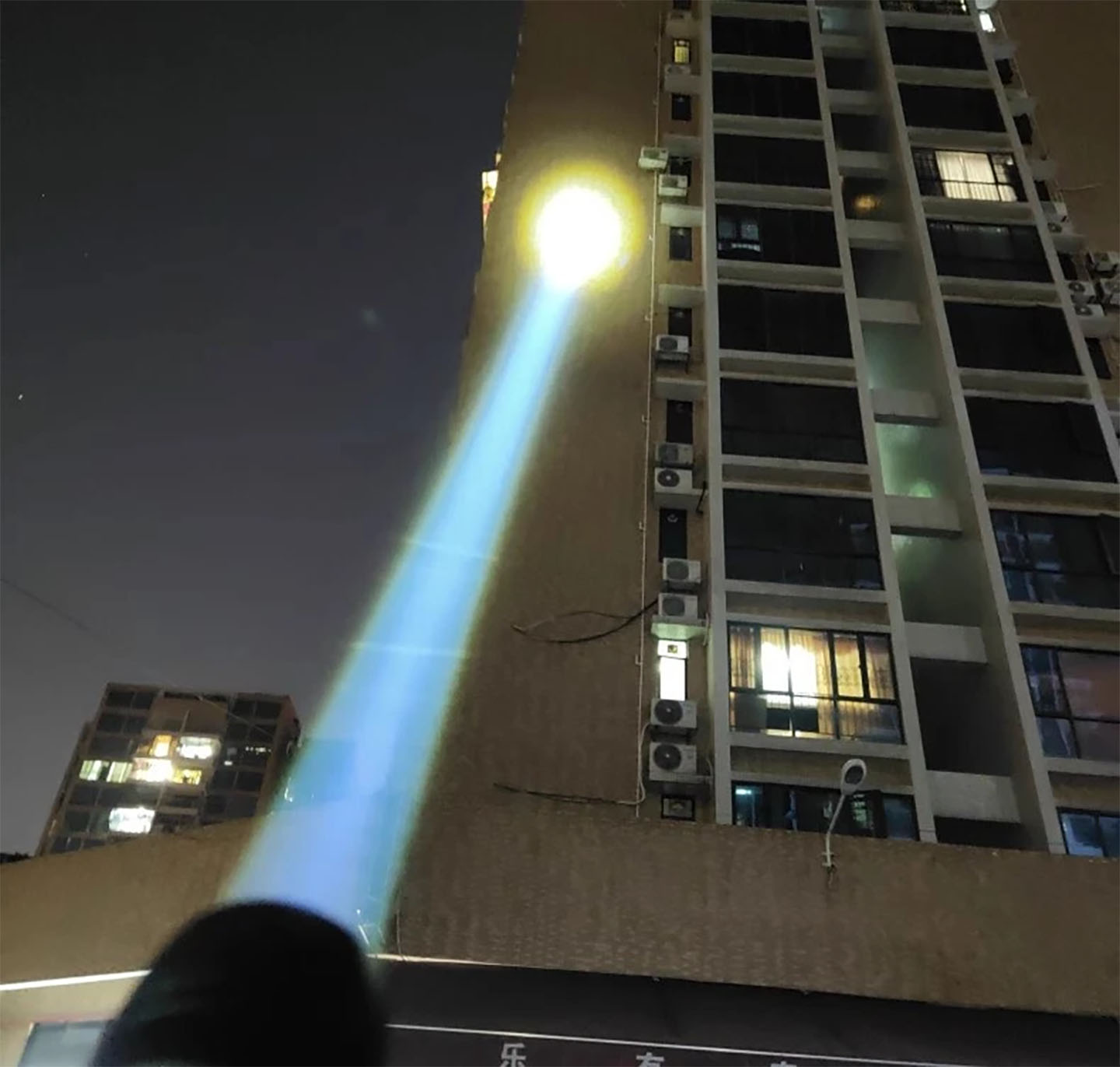 調光可能な白、黄、赤、青色光1800M照射レーザーポインター - Outdoor Lighting Event のレビューと価格
