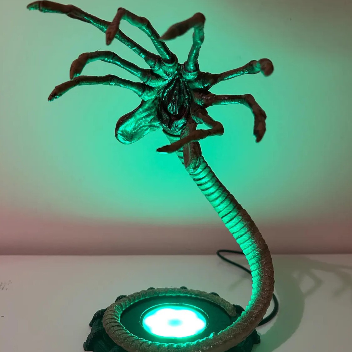 エイリアンフェイスハガーランプナイトライト、LEDライト付き - Outdoor Lighting Halloween のレビューと価格