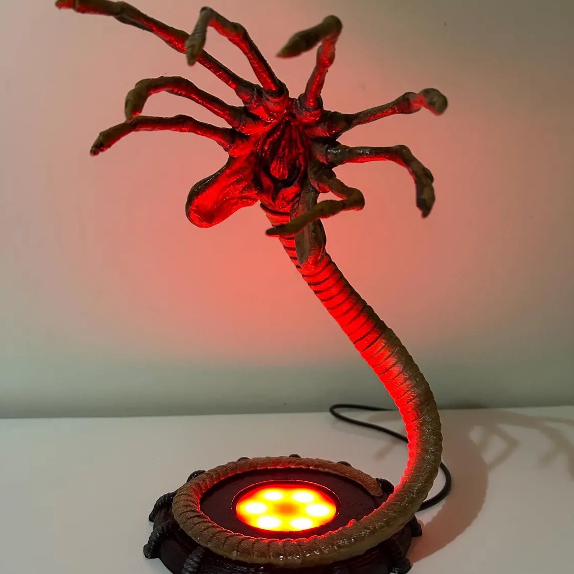 エイリアンフェイスハガーランプナイトライト、LEDライト付き - Outdoor Lighting Halloween のレビューと価格